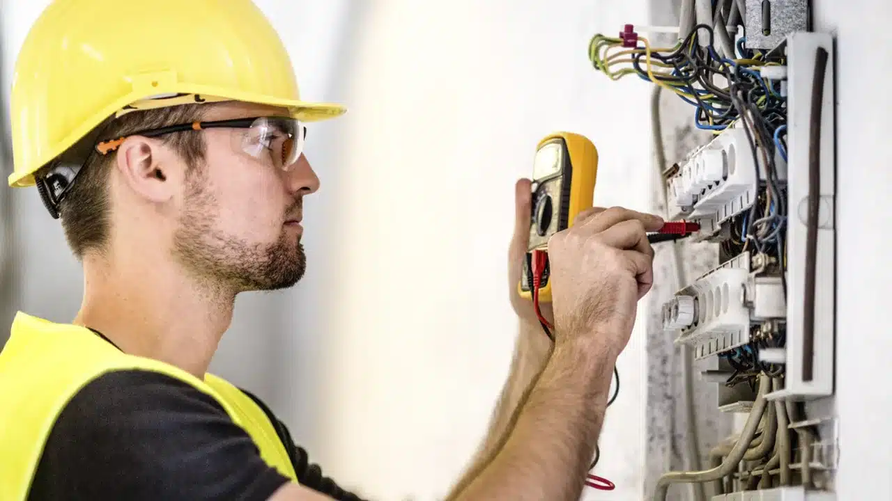 Electricista revisando un cuadro eléctrico en Gipuzkoa