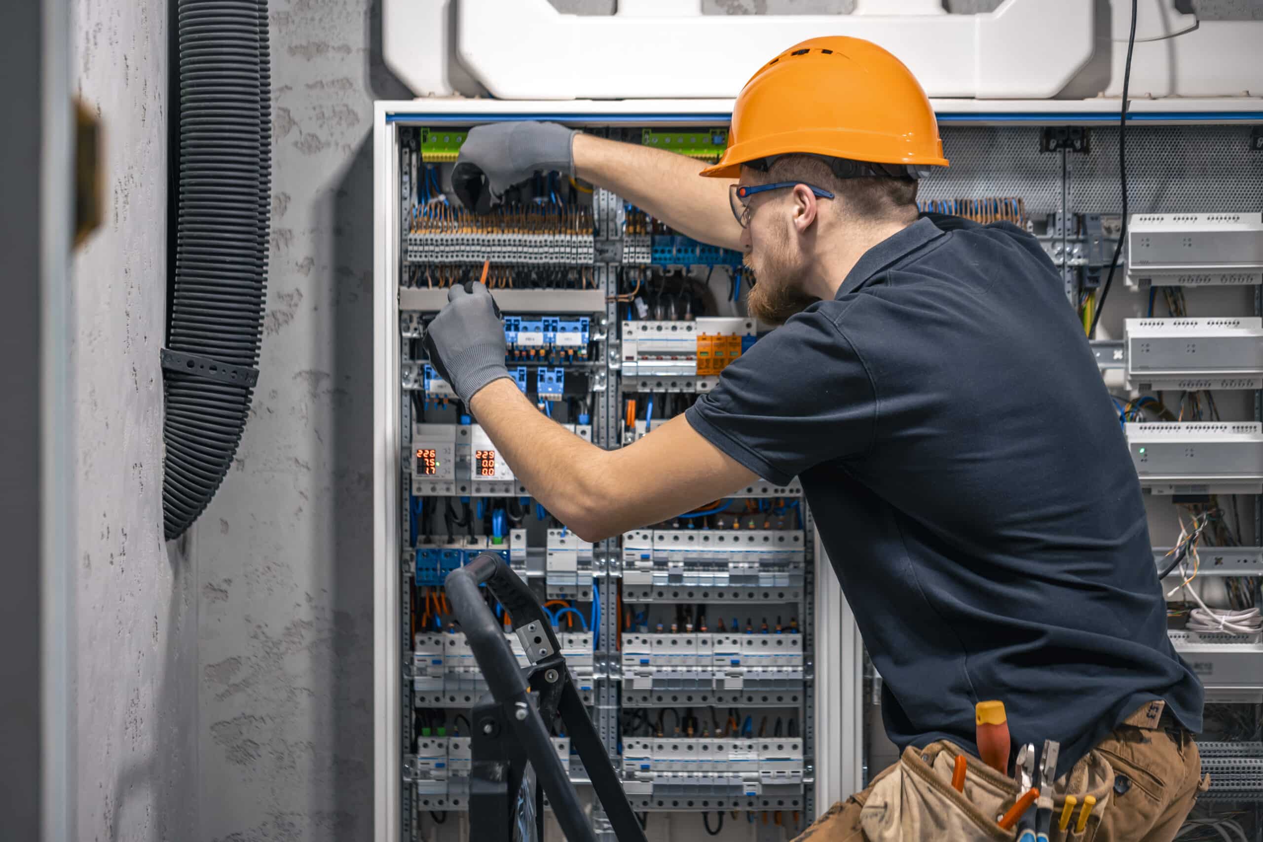 Electricista cambiando un cuadro eléctrico antiguo en Donostia