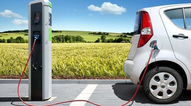Coche eléctrico cargando en un punto de recarga en Gipuzkoa